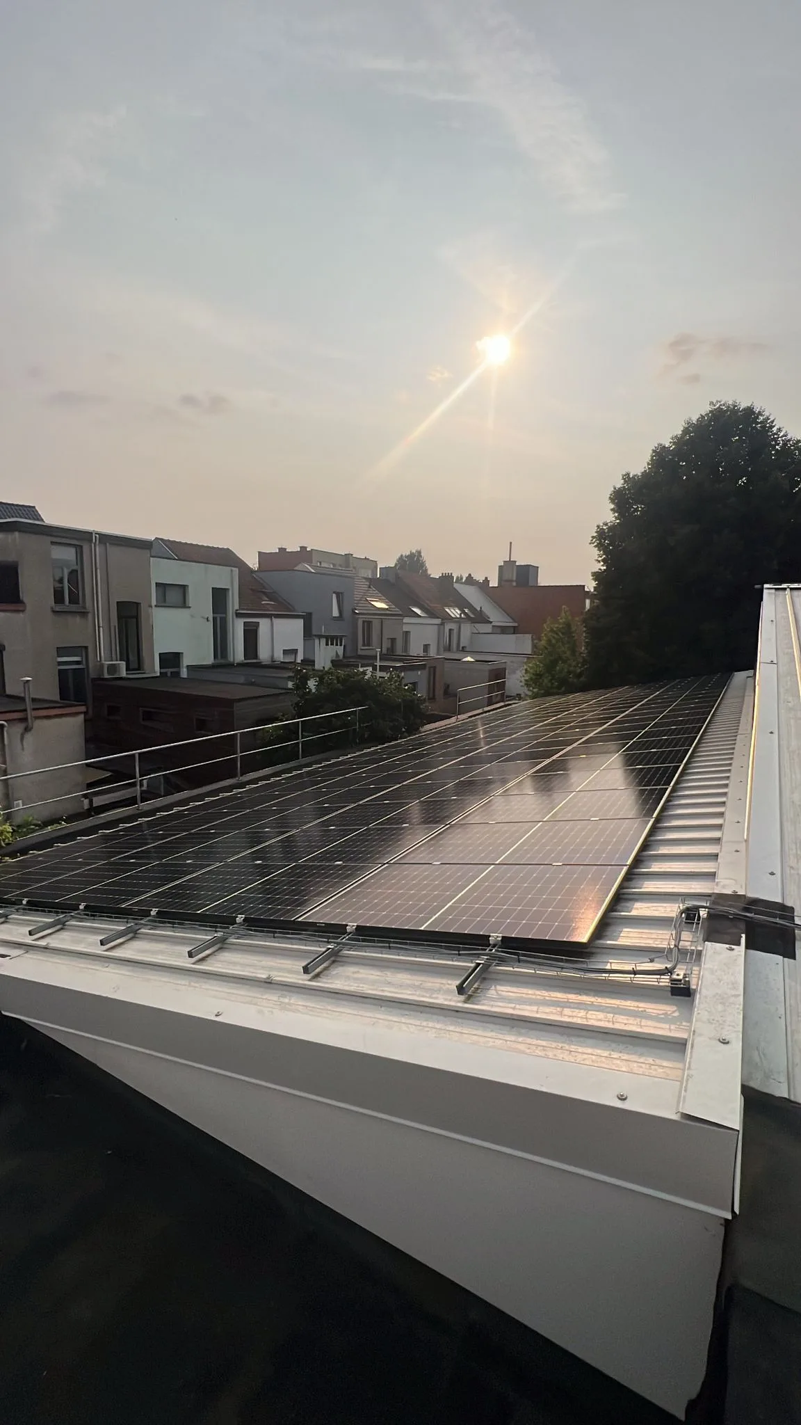 Zonnepanelen op een dak in de zon