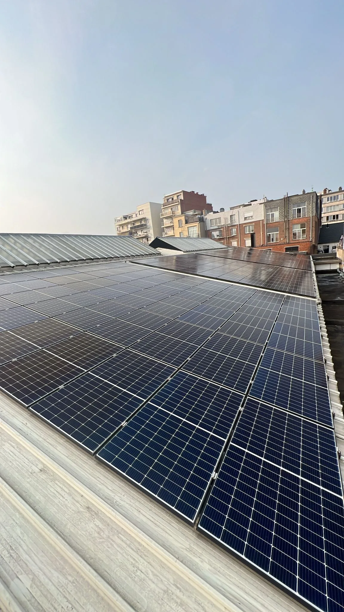 Gereinigde zonnepanelen op een stedelijk dak